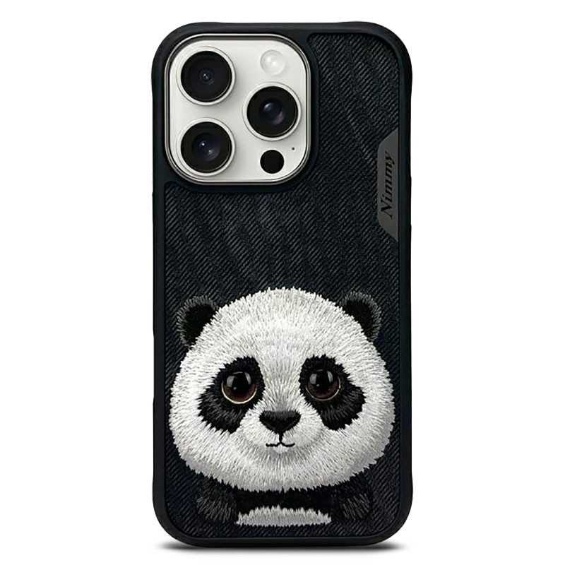 iPhone 16 Pro | Coque NIMMY FRIENDS Big Eyed Pet Panda Brodé iPhone 16 Pro | Coque NIMMY FRIENDS Big Eyed Pet Panda Brodé