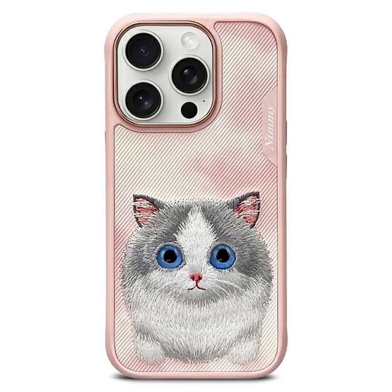 iPhone 16 Pro | Coque NIMMY FRIENDS Big Eyed Pet Chat Brodé iPhone 16 Pro | Coque NIMMY FRIENDS Big Eyed Pet Chat Brodé