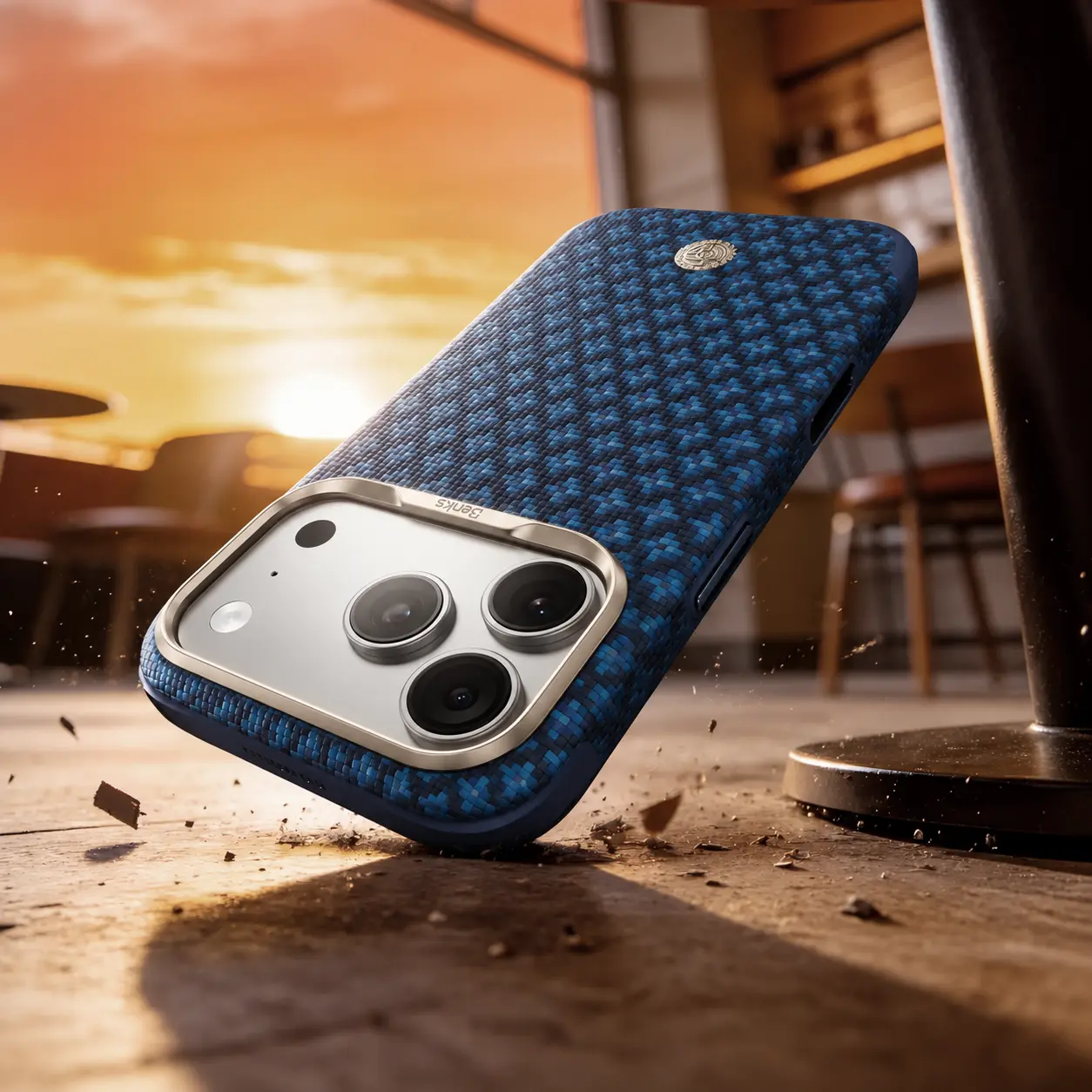 Coque BENKS ArmorGrid Pro bleue protégeant un iPhone lors d'une chute