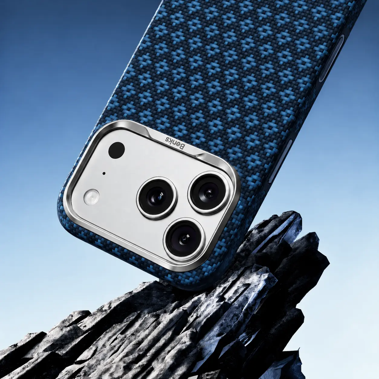 Coque BENKS ArmorGrid Pro bleue protégeant l'iPhone contre les chocs et les impacts