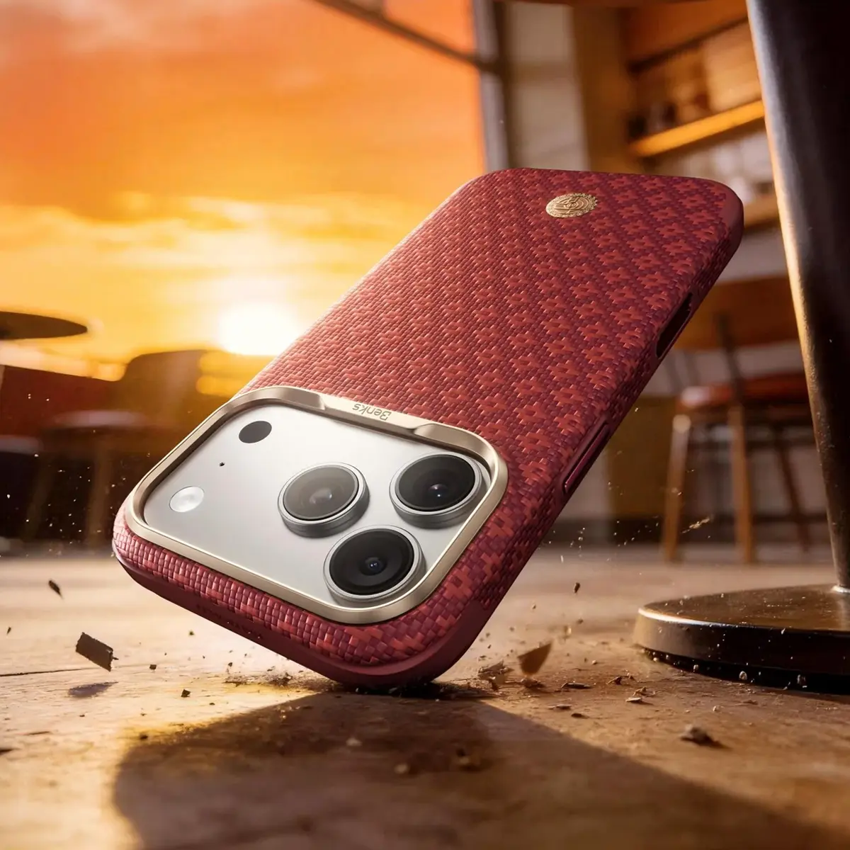 Coque BENKS ArmorEdge rouge protégeant un iPhone lors d'une chute