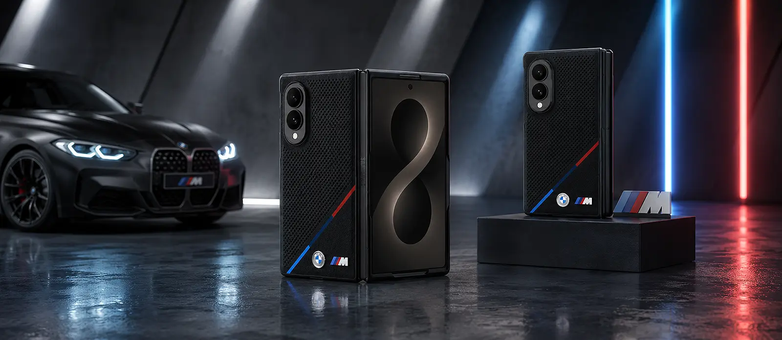 Coque BMW M M-Performance en cuir noir perforé pour Samsung Galaxy Z Fold 8 présentée dans un garage automobile premium