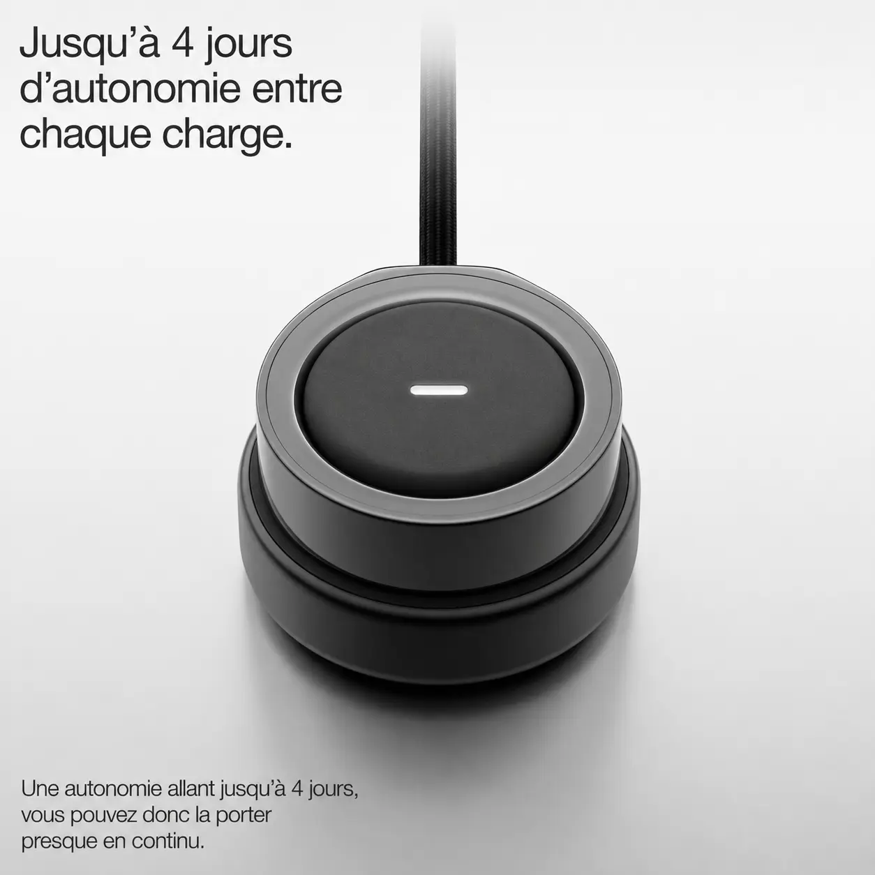 Bague connectée Even Realities R1 sur son chargeur magnétique avec jusqu'à 4 jours d'autonomie entre chaque charge