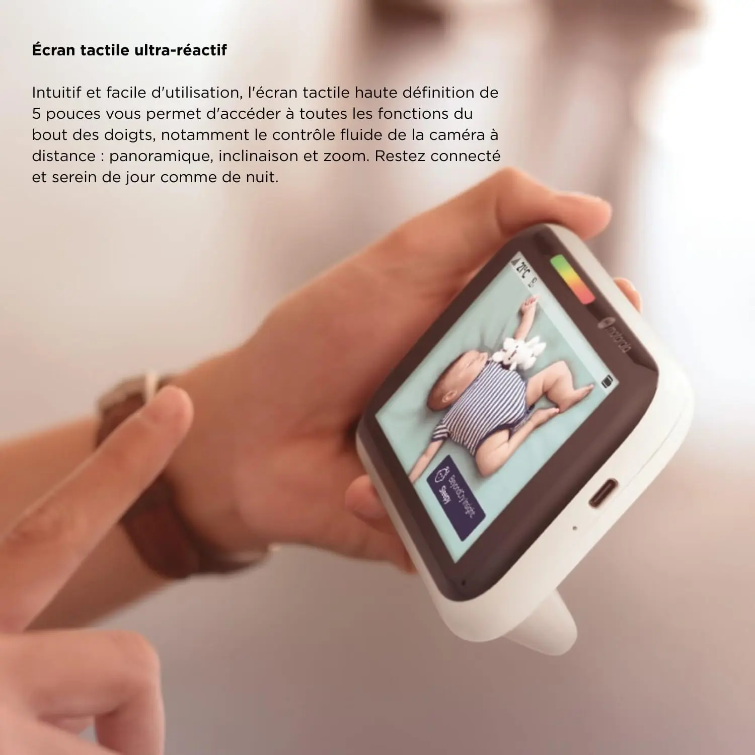 Démonstration de l'utilisation de l'écran tactile ultra-réactif haute définition de 5 pouces pour contrôler la caméra à distance.