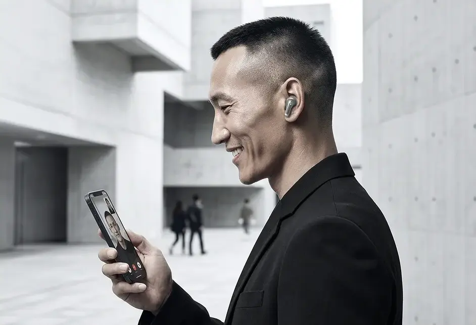 Homme en appel avec les écouteurs Noise Master Buds 2 dotés de 6 microphones ENC pour des appels clairs