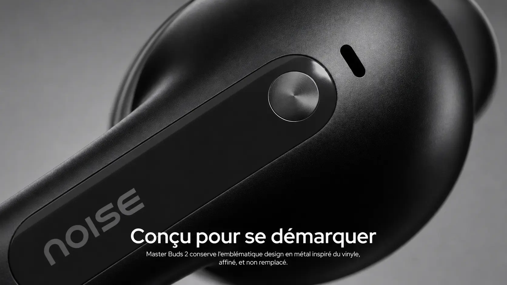 Gros plan sur le design noir des écouteurs Noise Master Buds 2 avec finition métallique inspirée du vinyle et logo Noise