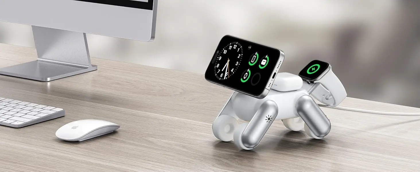 Station de charge sans fil MagDog blanche en forme de chien sur un bureau en bois à côté d'un écran d'ordinateur, d'un clavier et d'une souris blanche
