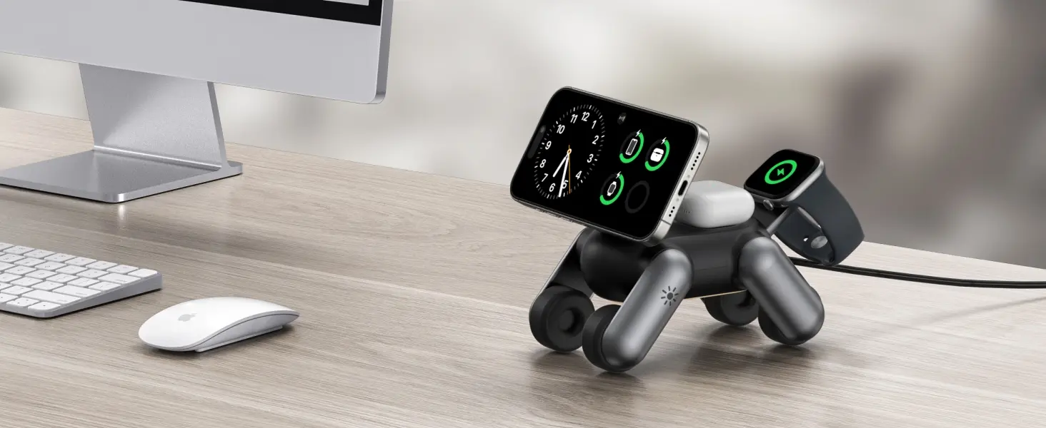 Station de charge sans fil MagDog noire en forme de chien sur un bureau en bois à côté d'un écran d'ordinateur, d'un clavier et d'une souris white