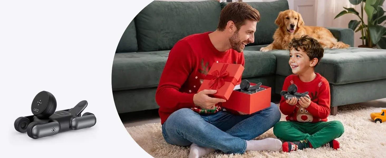 Idée cadeau de Noël originale avec un père offrant une boîte rouge contenant le chargeur sans fil MagDog noir en forme de petit chien articulé à son enfant.