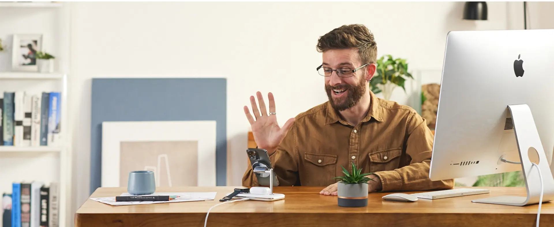 Station de charge UGREEN 3-en-1 sur un bureau professionnel en visioconférence