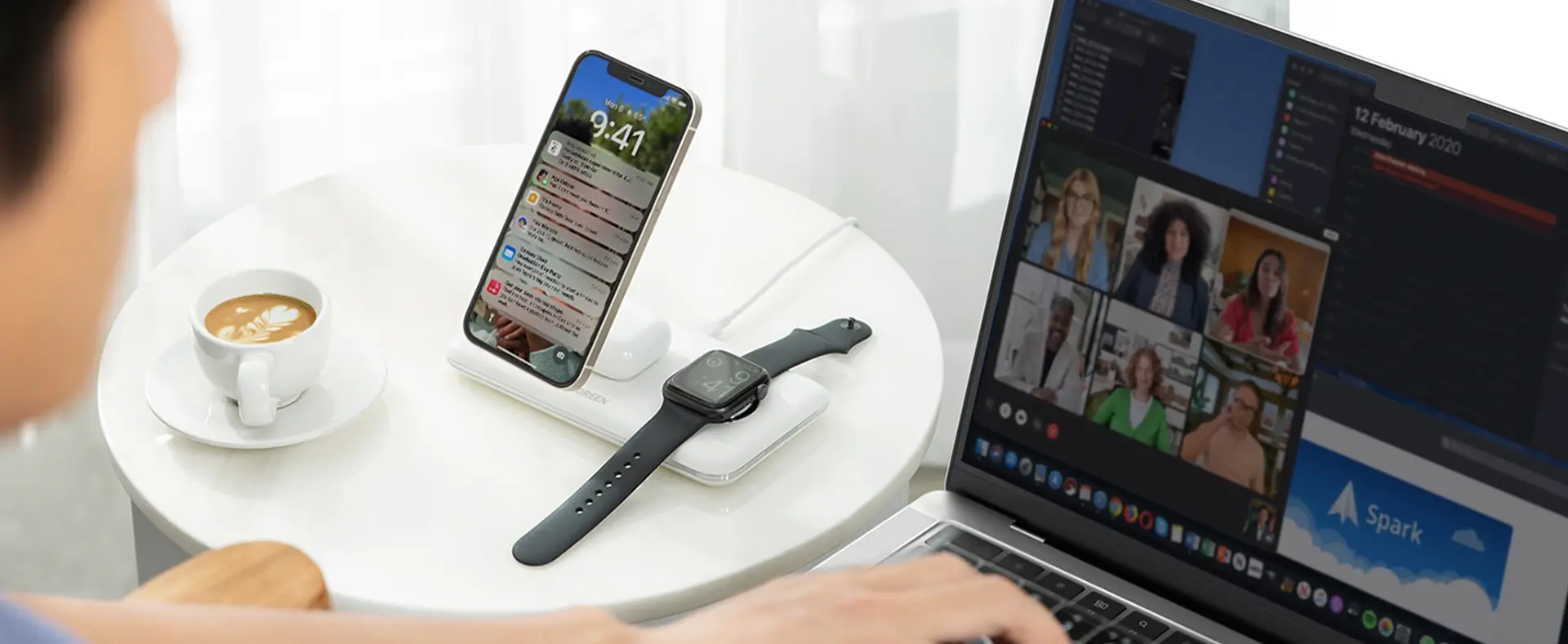 Charge simultanée iPhone, Apple Watch et AirPods à côté d'un ordinateur portable