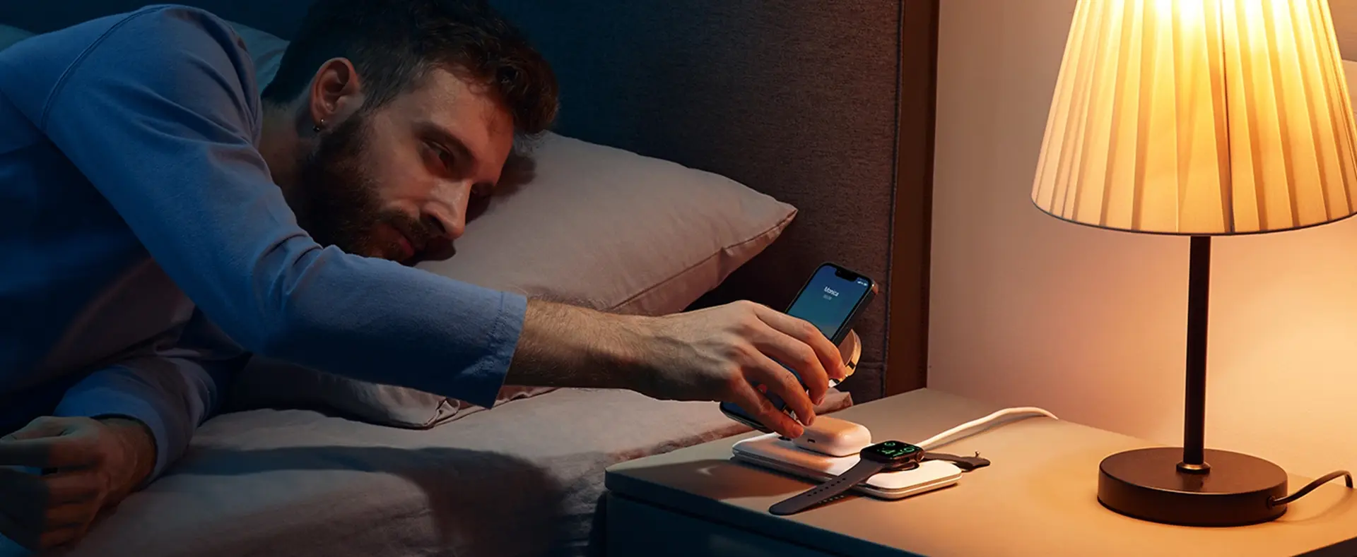Utilisation de la station UGREEN 3-en-1 sur une table de chevet la nuit