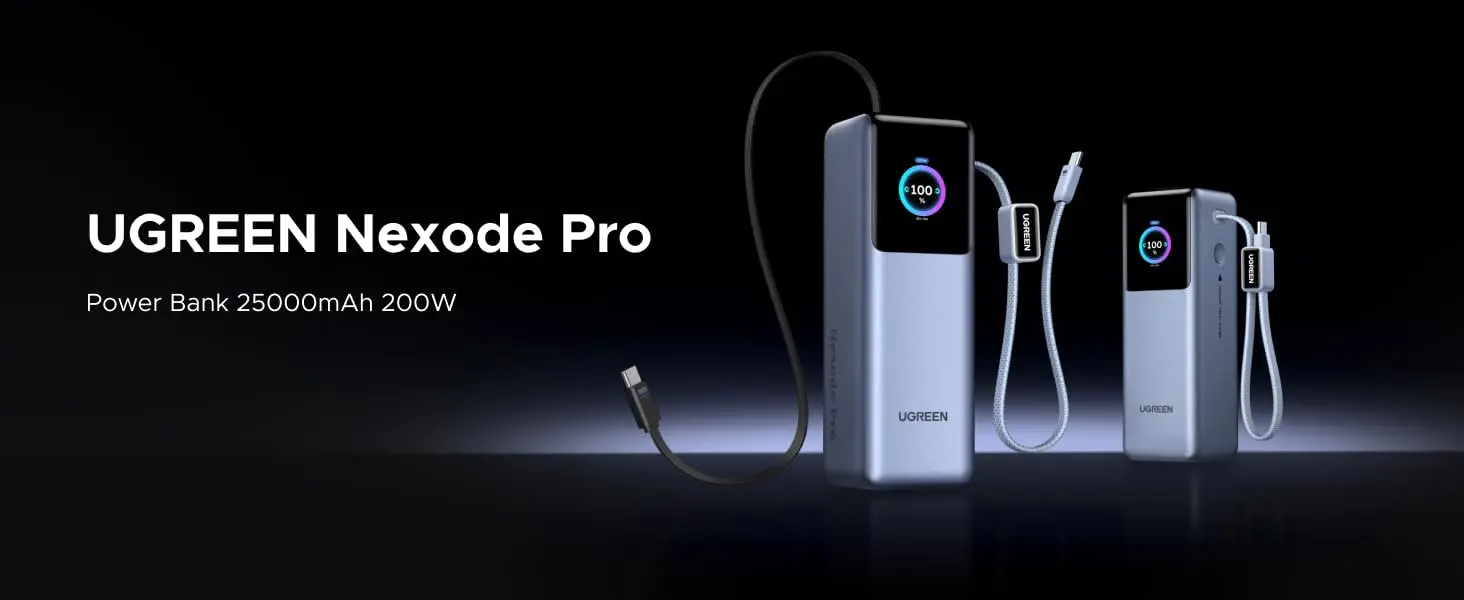 Batterie externe UGREEN Nexode Pro Power Bank 25000mAh 200W de couleur gris sidéral. Visuel de présentation du produit mettant en avant sa haute capacité, sa puissance et ses câbles intégrés. Le display numérique affiche 100%. Idéale pour recharger ordinateurs portables, tablettes et smartphones en déplacement.