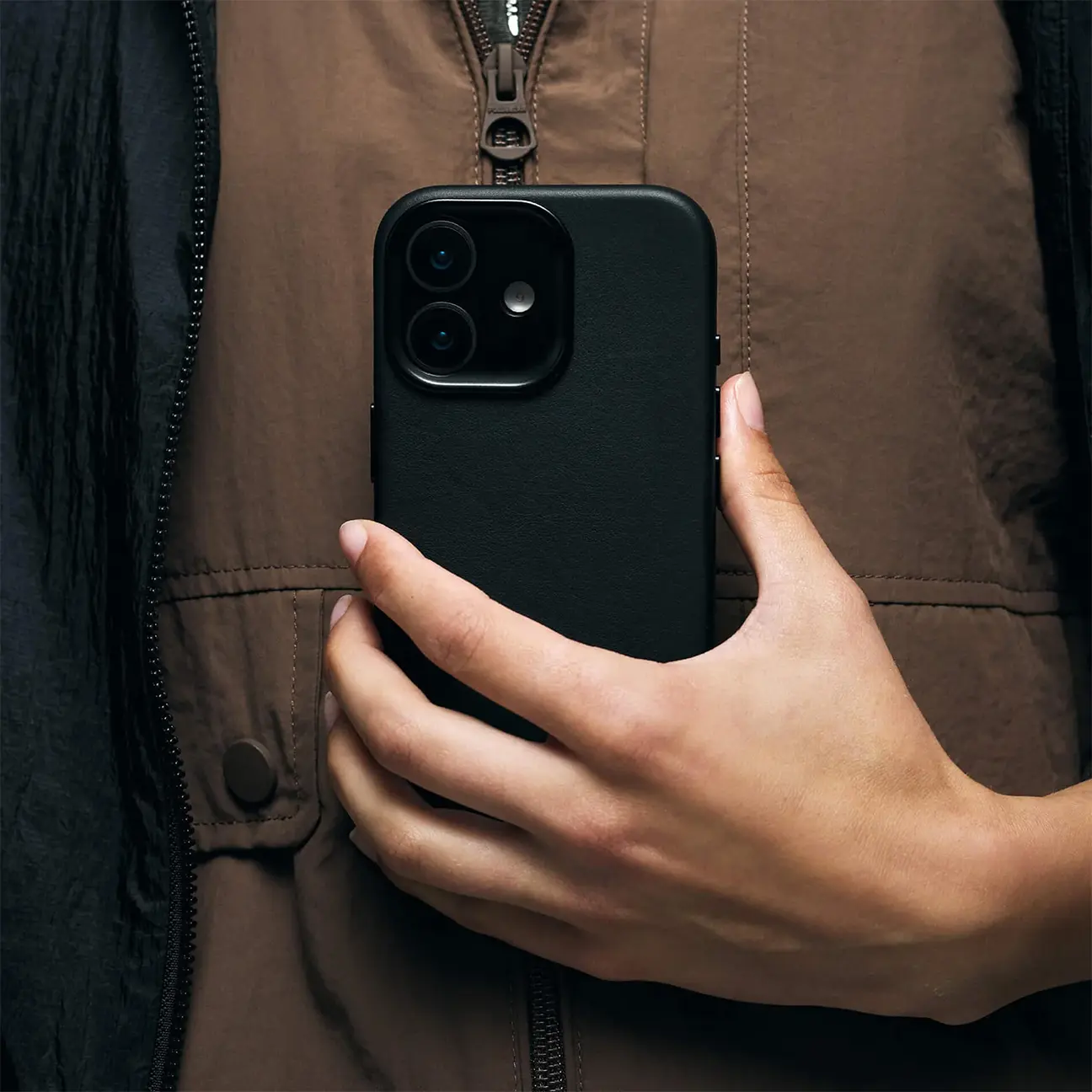 Coque MagSafe DECODED Leather Case pour iPhone 17