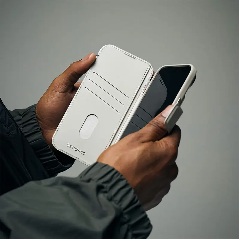 Étui Folio DECODED MagSafe Detachable Wallet pour iPhone 17