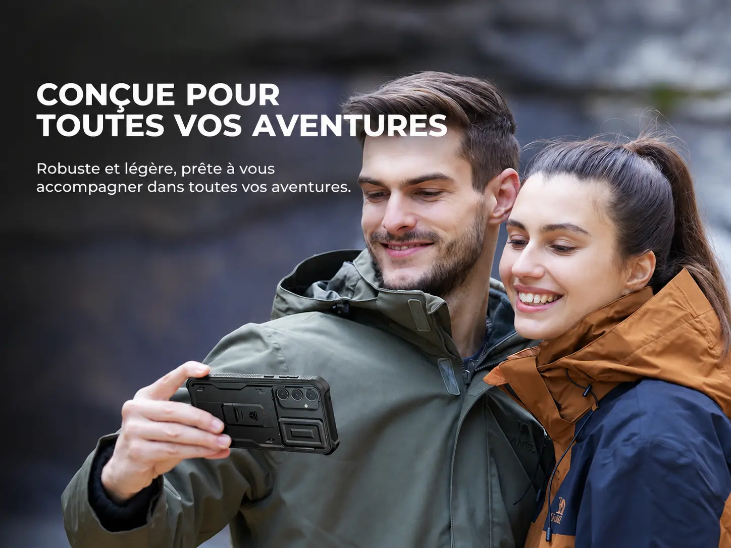 Couple en extérieur utilisant un Samsung Galaxy A55 équipé de la coque DEXNOR Adventure noire
