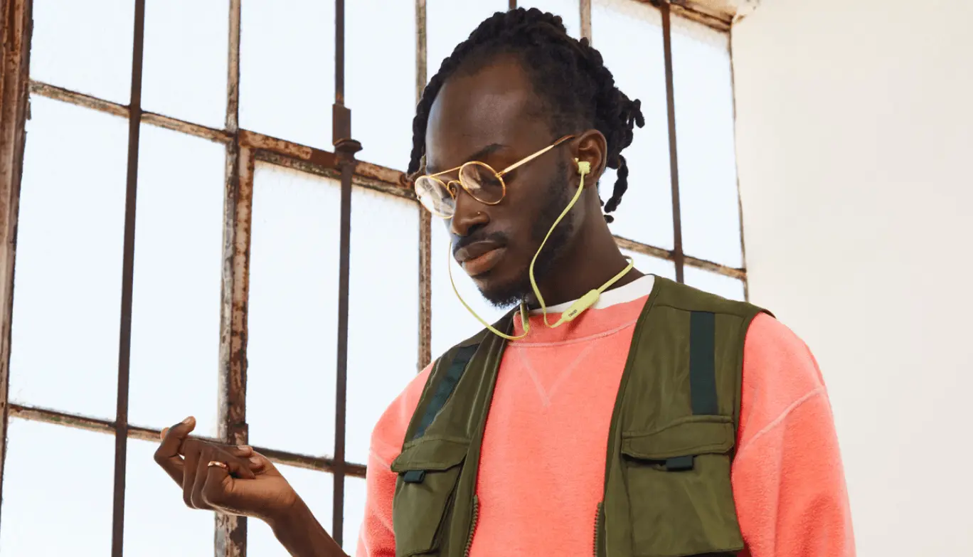 Écouteurs sans fil BEATS Flex en utilisation téléphone