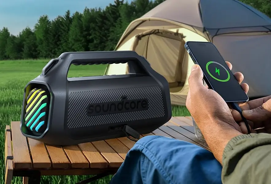 Enceinte SoundCore Boom 2 Pro utilisée comme batterie externe pour recharger un smartphone en extérieur