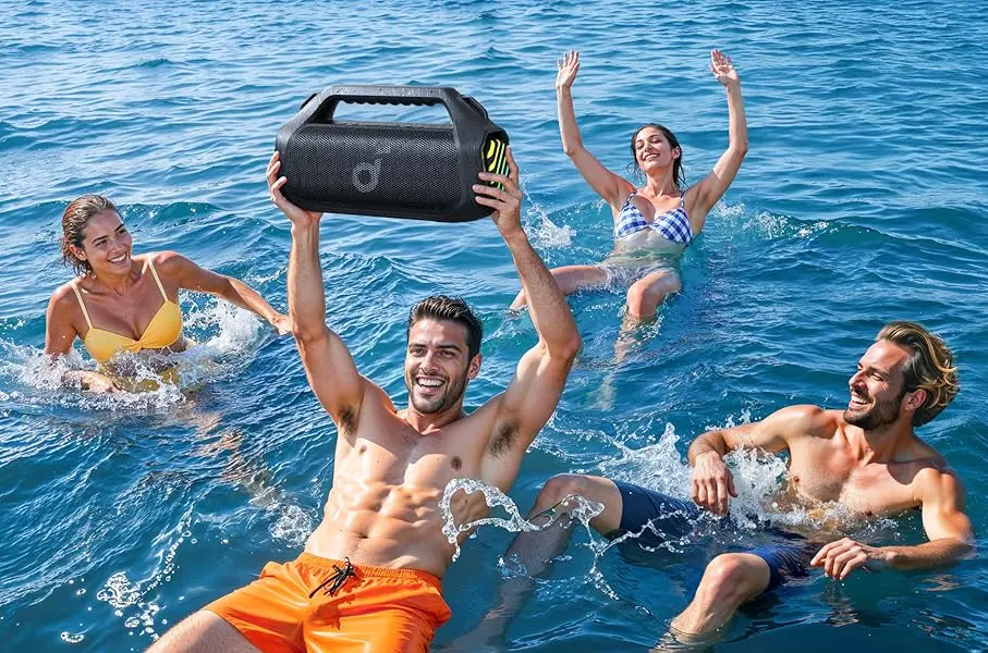 Groupe d'amis dans l'eau avec enceinte SoundCore Boom 2 Pro 140W utilisée en extérieur