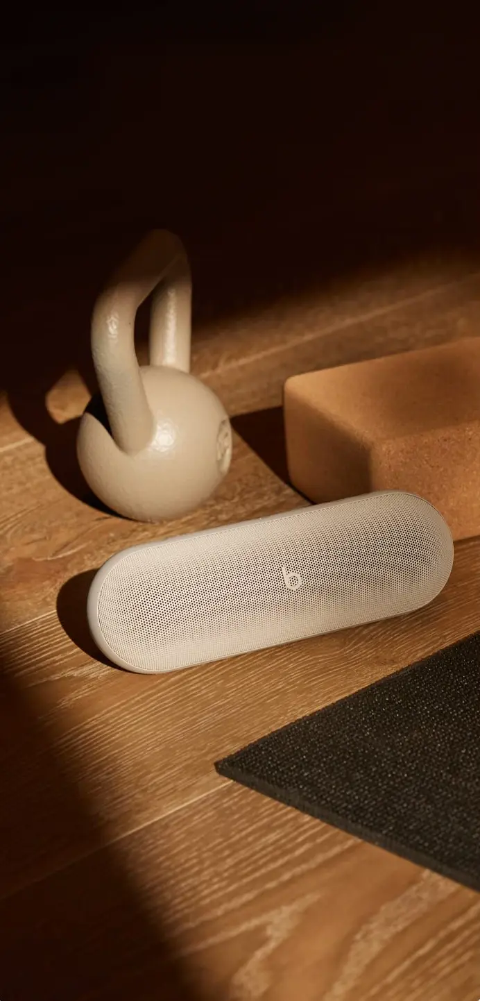 Enceinte Beats Pill Kim Kardashian au sol à côté d'équipements de sport