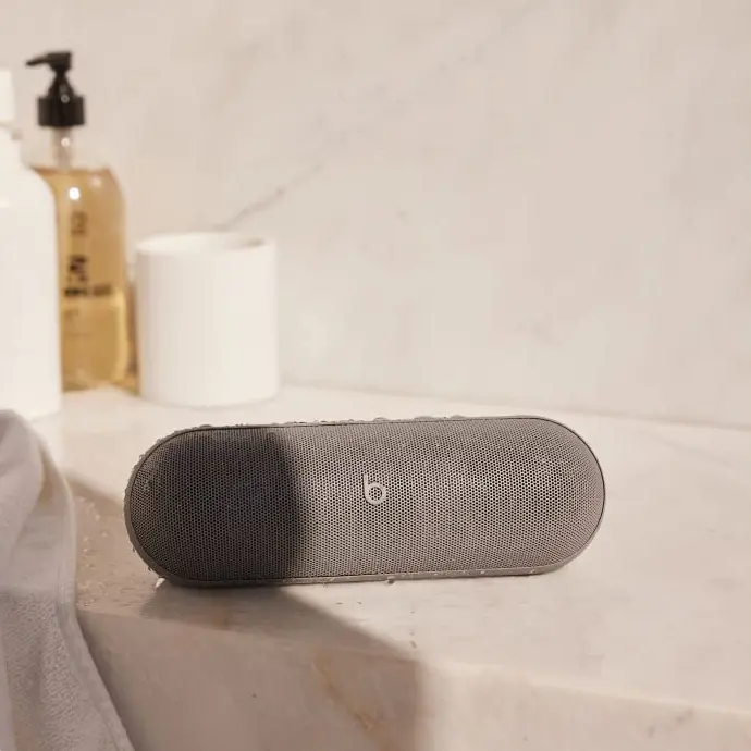Enceinte Beats Pill Kim Kardashian résistante aux éclaboussures dans une salle de bain