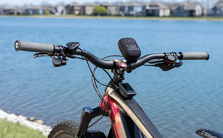 Enceinte Vélo JBL Wind 3 sur guidon de VTT