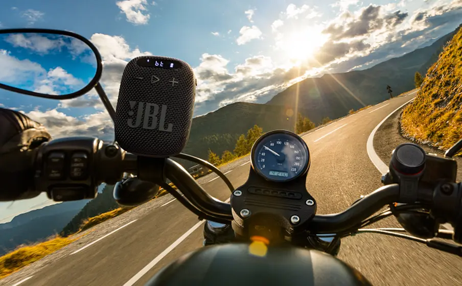 Enceinte Vélo JBL Wind 3 sur guidon de moto