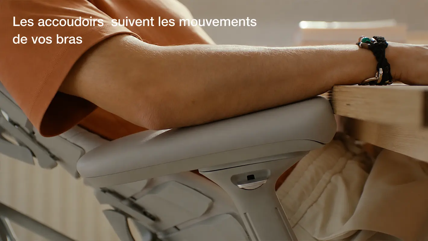 Accoudoirs dynamiques LiberNovo Omni 45 suivant les mouvements des bras