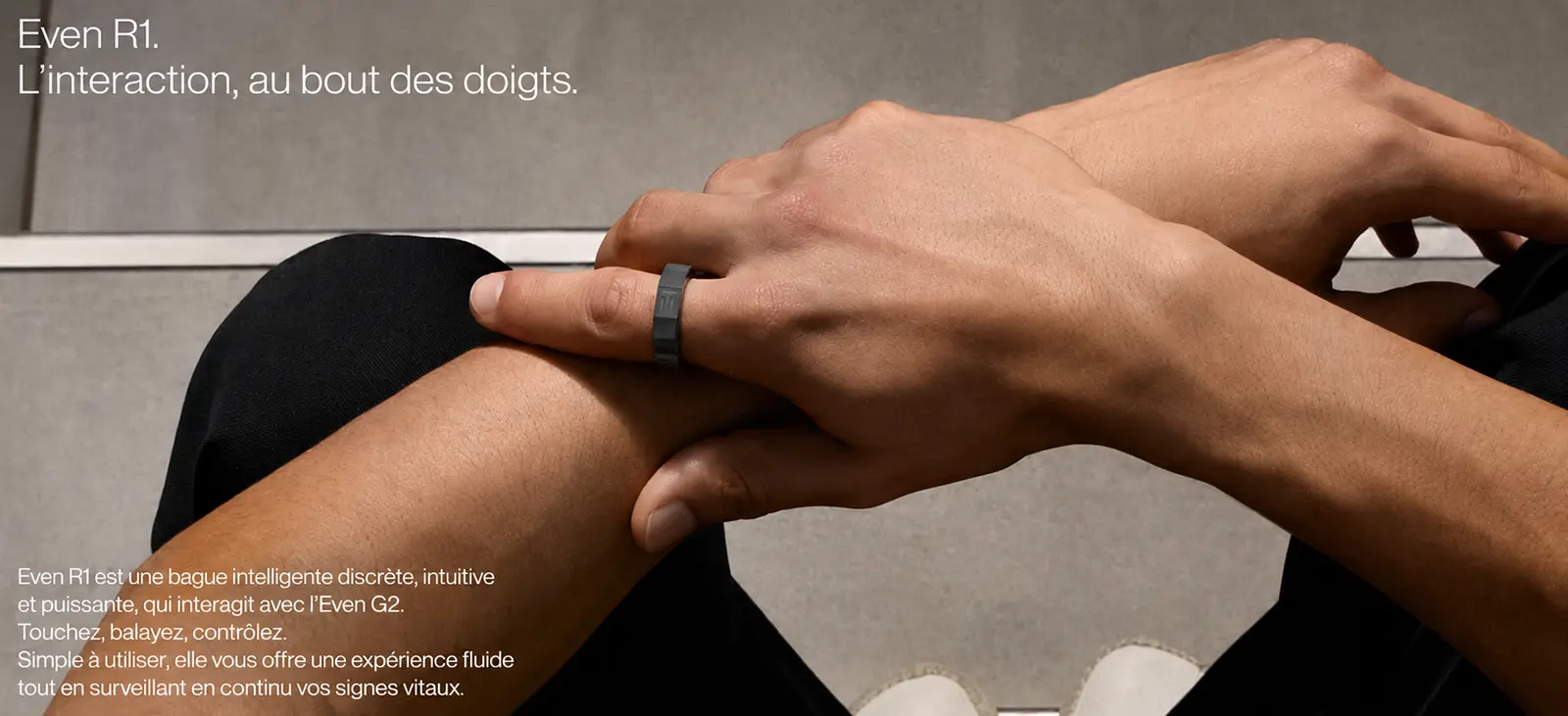Bague connectée Even R1 portée au doigt pour contrôler les lunettes connectées Even Realities G2 par gestes tactiles