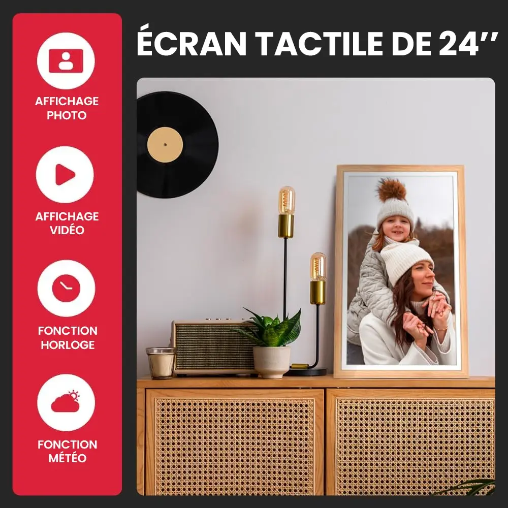 Grand écran tactile de 24 pouces AgfaPhoto suspendu au mur dans un salon moderne, affichant un paysage haute définition.