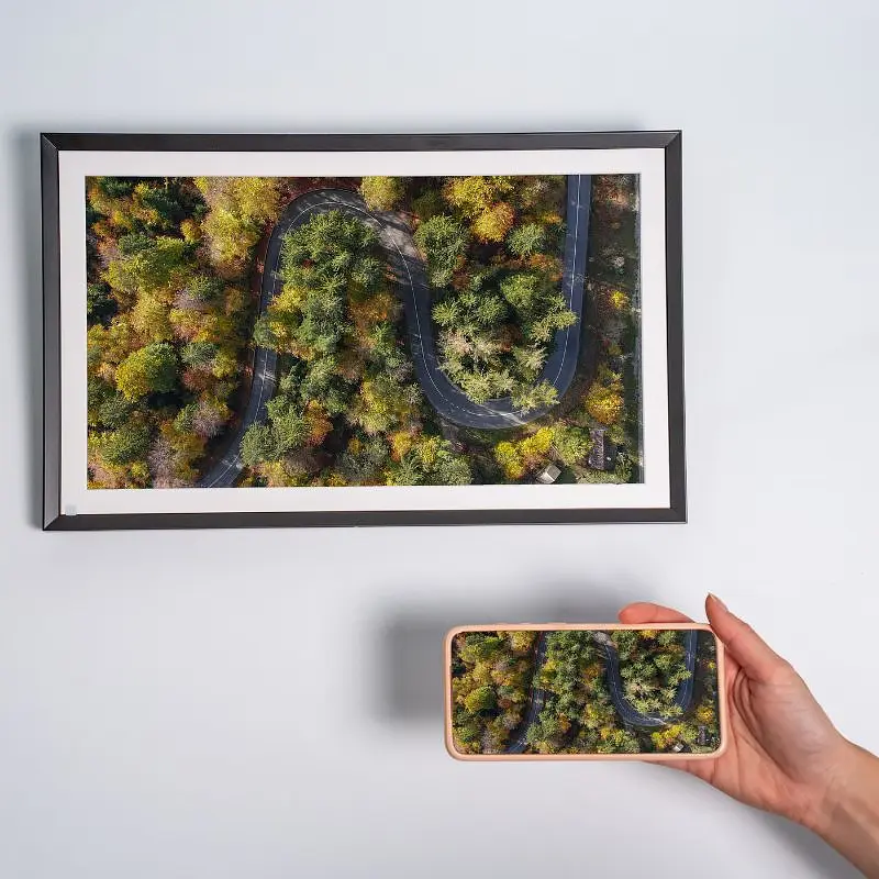 Grand cadre photo numérique connecté AgfaPhoto APF2400 WIFI suspendu au mur au rendu tableau