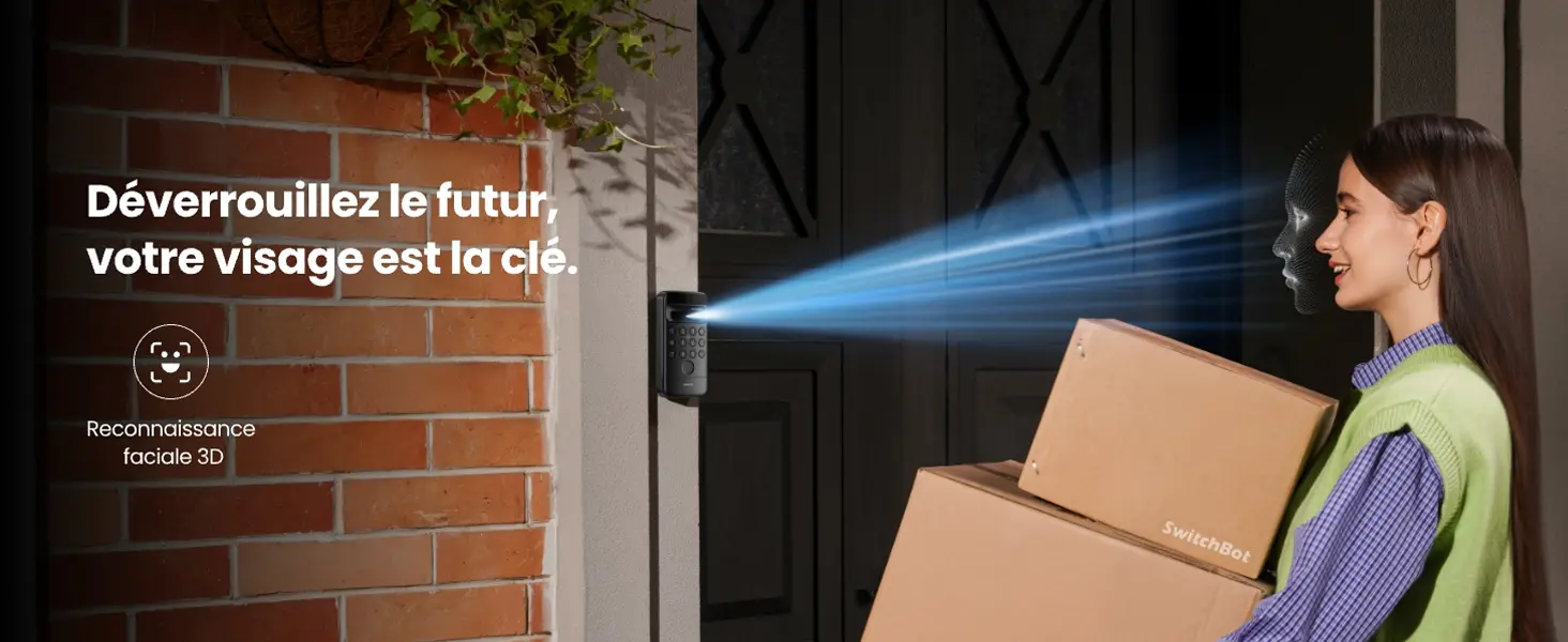 Démonstration du déverrouillage mains libres de la serrure SwitchBot Lock Ultra Vision : reconnaissance faciale 3D instantanée à l'approche d'une femme portant des colis de livraison devant sa porte d'entrée.