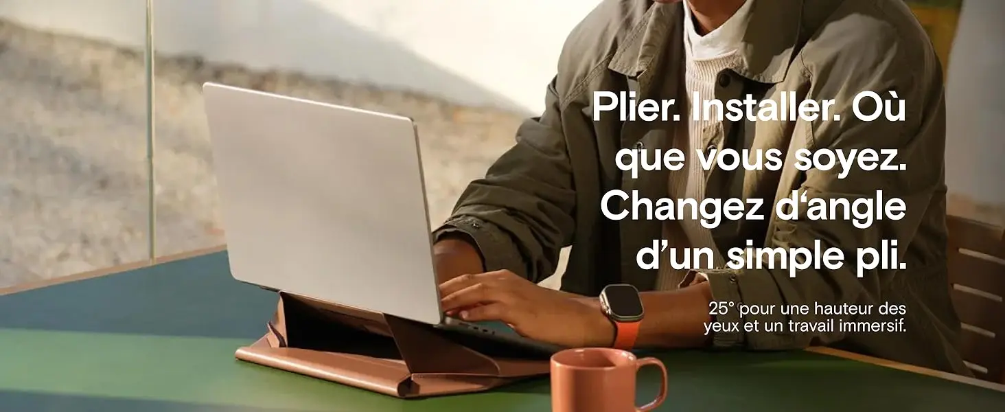 Plier. Installer. Où que vous soyez. Changez d'angle d'un simple pli : mode incliné à 25 degrés pour une hauteur des yeux idéale et un travail immersif sur ordinateur.