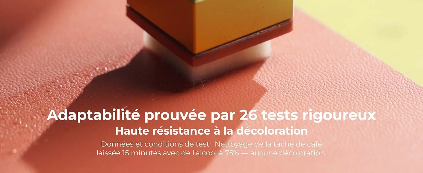 Test de haute résistance à la décoloration du cuir MOVAS sur la coque MOFT iPhone 17 Pro Max, adaptabilité validée par 26 tests rigoureux dont un nettoyage à l'alcool à 75% après 15 minutes de pose d'une tache de café sans aucune décoloration