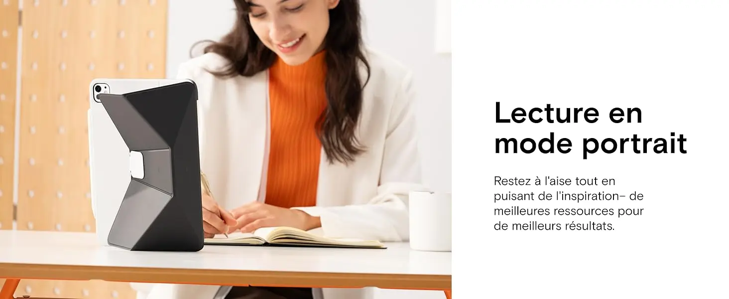 Lecture confortable en mode portrait avec l'étui MOFT Dynamic Folio positionné à la verticale sur une table de travail pour puiser de l'inspiration et étudier efficacement.