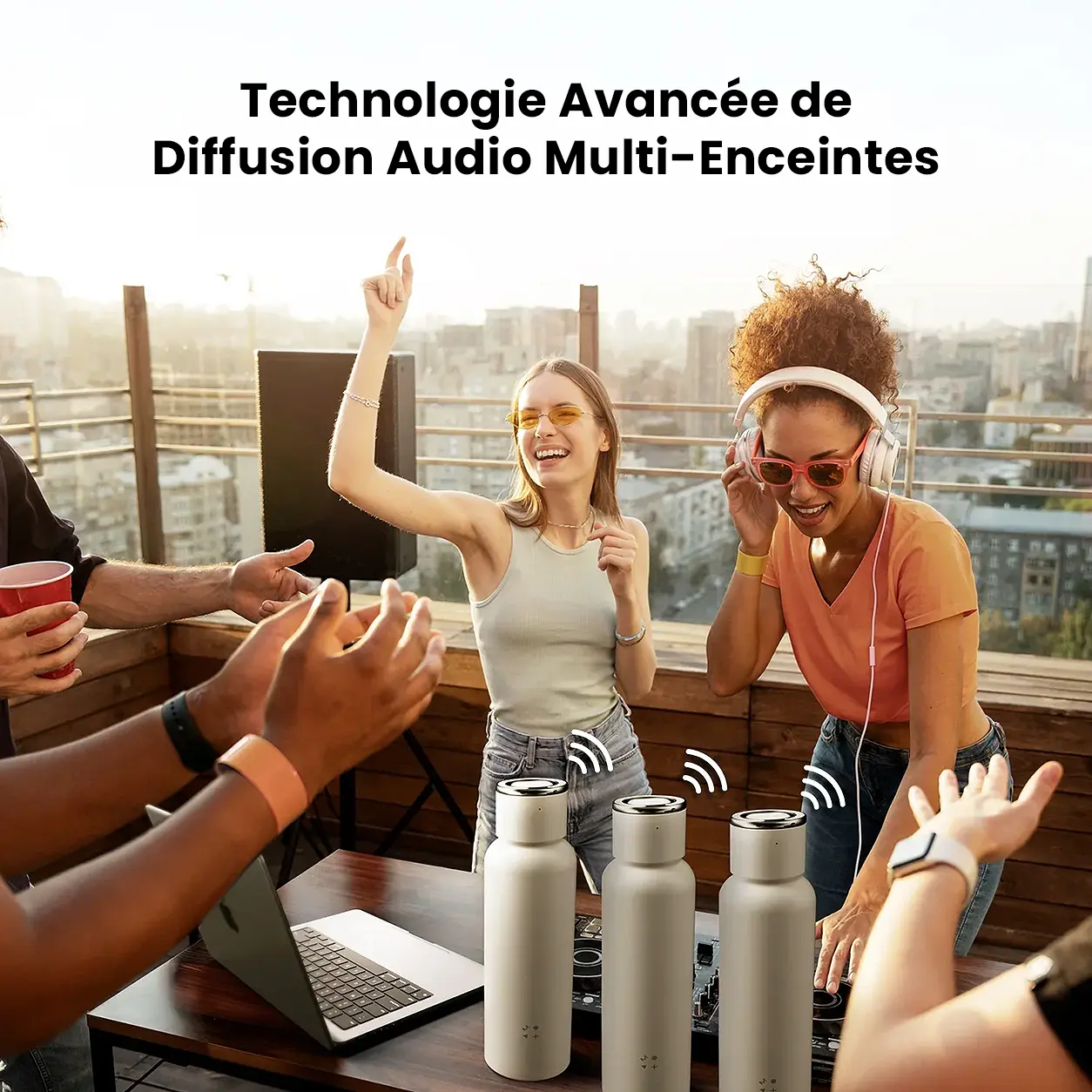 Plusieurs bouteilles MOMAX 1-Vibe connectées ensemble en mode stéréo TWS