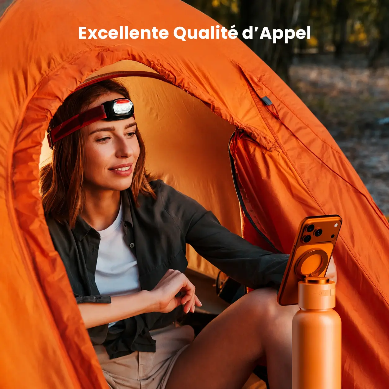 iPhone fixé sur le support MagSafe de la gourde MOMAX en camping