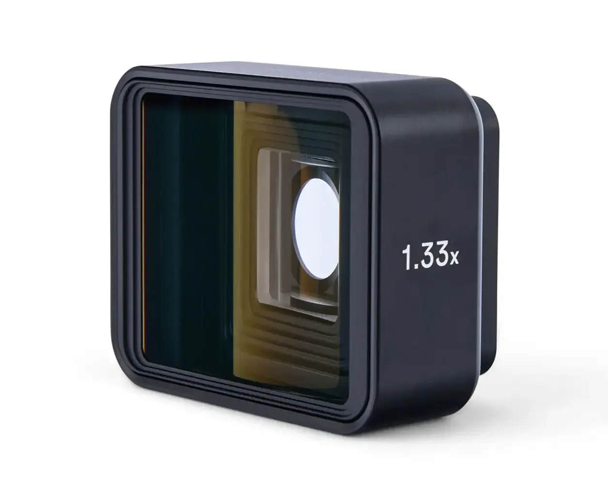 Objectif MOMENT Anamorphic 1.33x Gold42 T-Series, vue de trois quarts avec inscription 1.33x