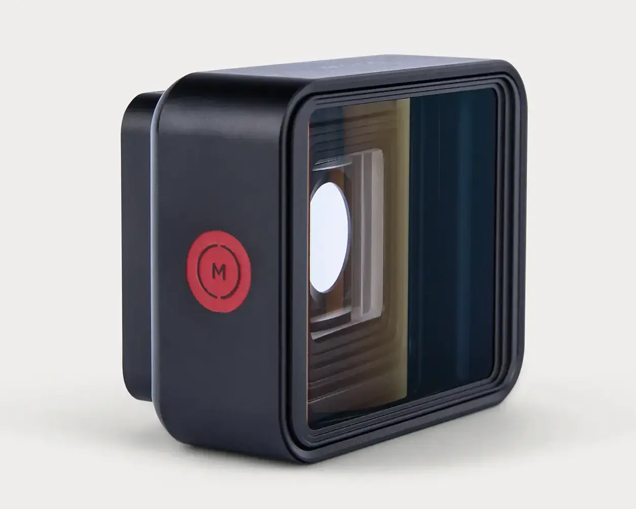 Objectif MOMENT Anamorphic 1.33x Gold42, vue latérale avec logo MOMENT rouge