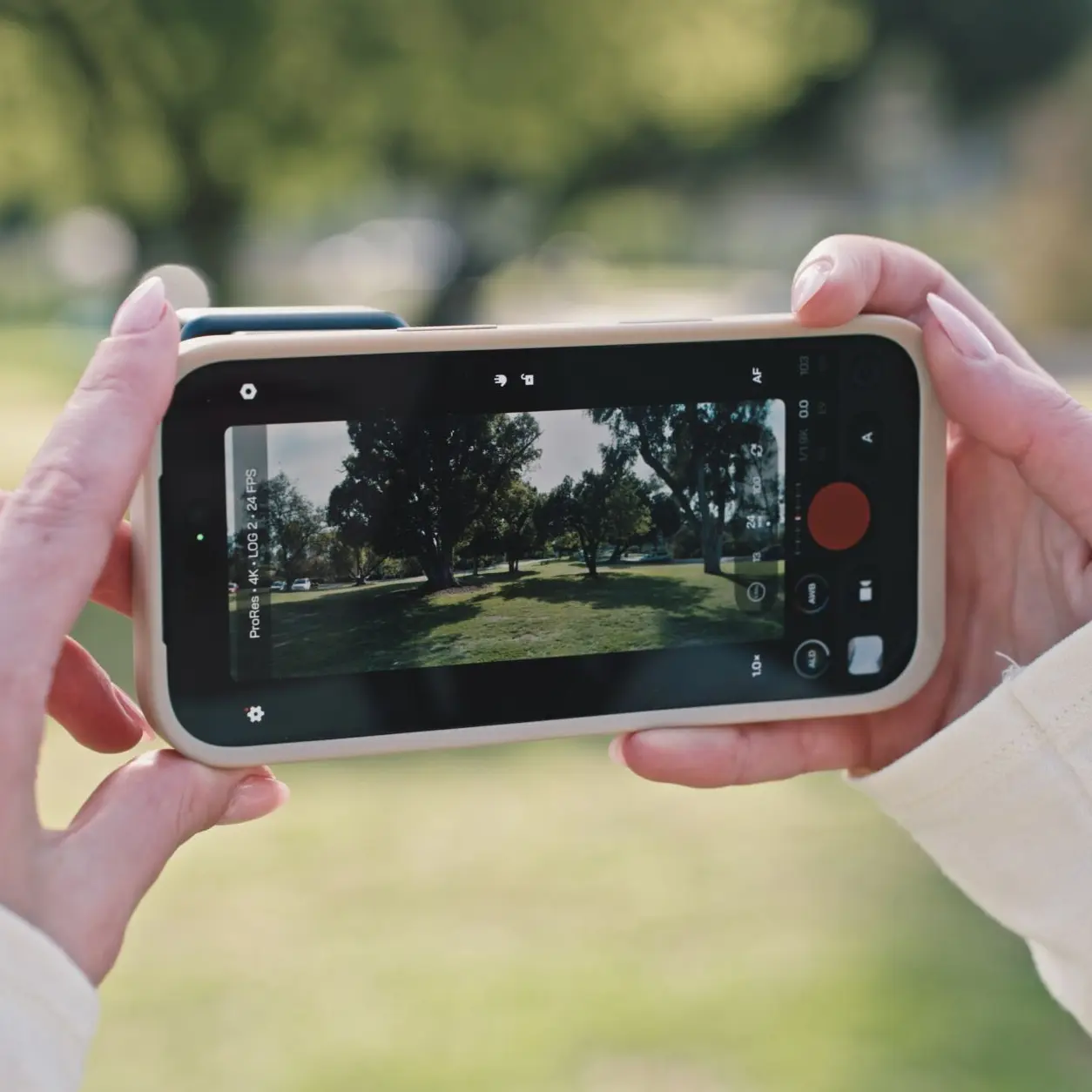 Interface de prise de vue vidéo sur smartphone avec objectif anamorphique MOMENT Gold42