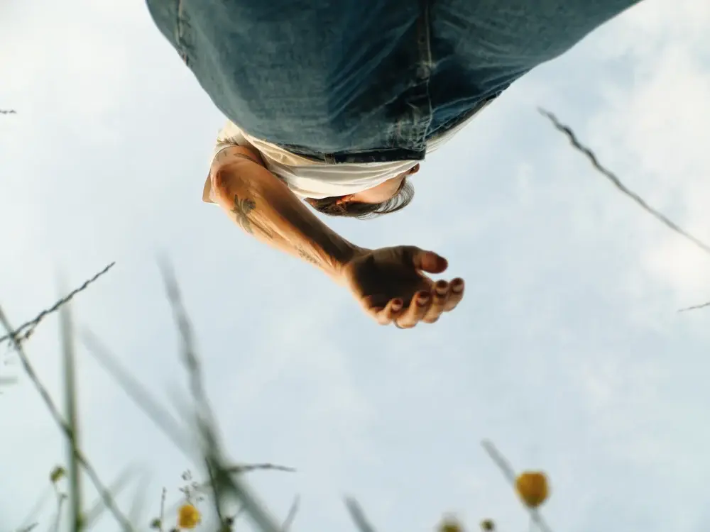 Photographie artistique en contre-plongée d'une personne tendant la main vers l'objectif, MOMENT Tele 58mm II