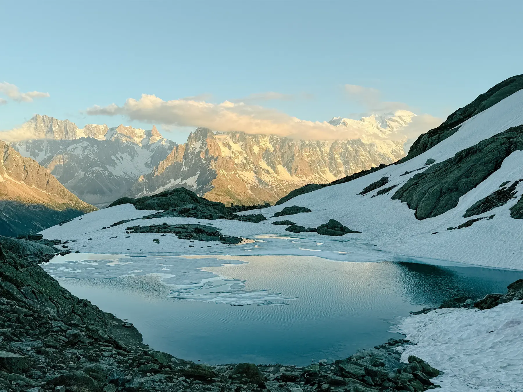 Photo réelle d'un paysage alpin avec lac et montagnes enneigées, prise avec l'appareil photo principal d'un iPhone en 1x