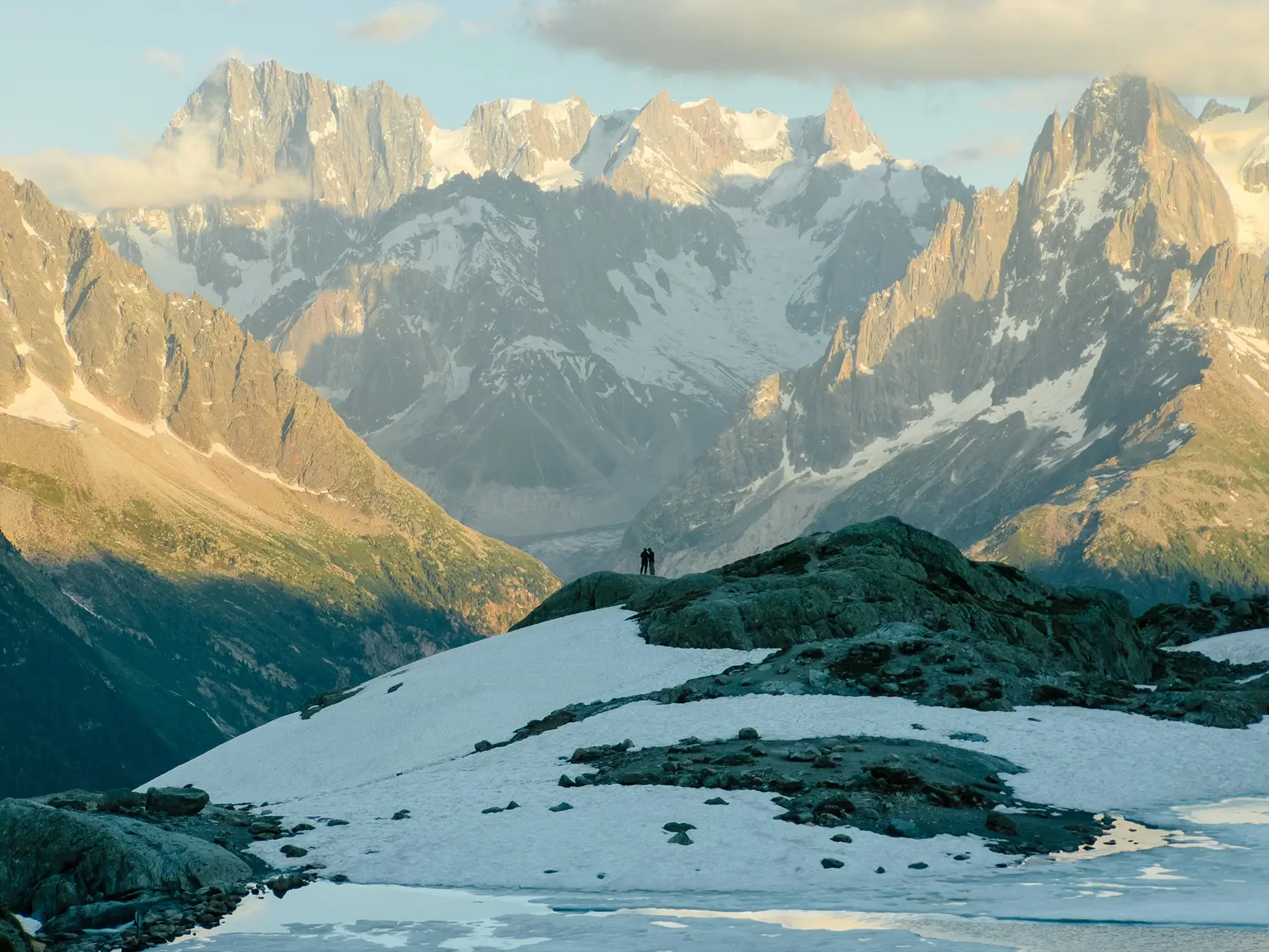 Photo réelle des sommets alpins avec cadrage rapproché, prise sur iPhone avec l'objectif MOMENT Tele 58mm II T-Series