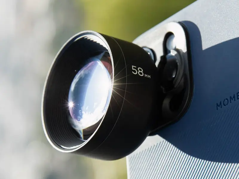 Objectif MOMENT Tele 58mm II T-Series monté sur un smartphone, verre optique de qualité cinéma