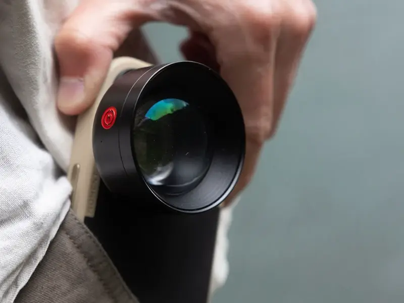 Gros plan sur le boîtier métallique du téléobjectif MOMENT 58 mm