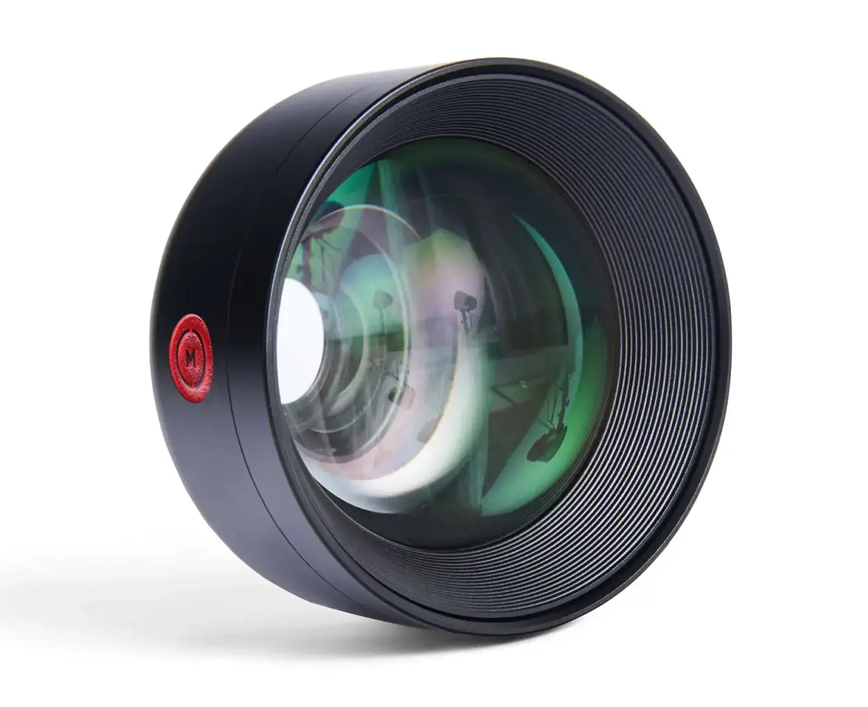 Objectif MOMENT Tele 58mm II T-Series vu de trois quarts, lentille frontale et logo MOMENT rouge