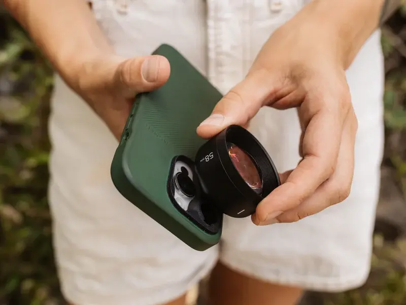 Installation du téléobjectif MOMENT Tele 58mm II sur une coque de smartphone compatible