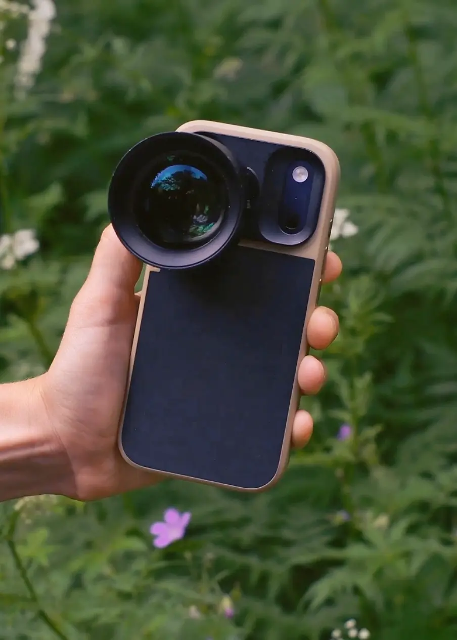 Téléobjectif MOMENT Tele 58mm II T-Series fixé sur un smartphone avec une coque compatible