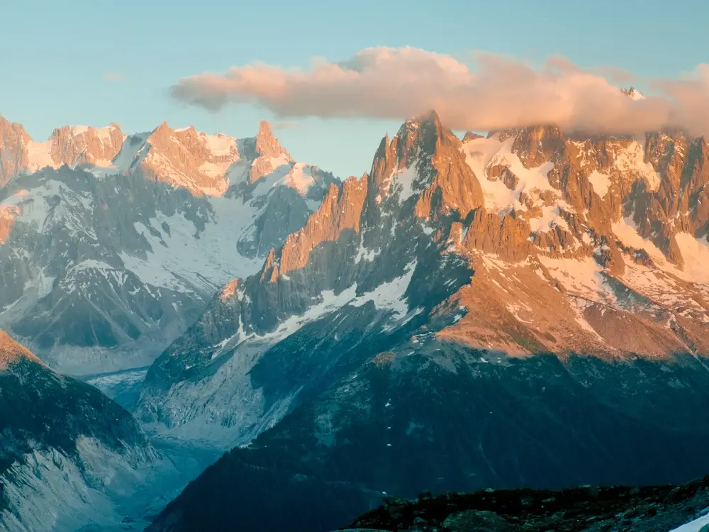 Paysage de montagnes enneigées éclairées par le soleil couchant, photographié avec le MOMENT Tele 58mm II