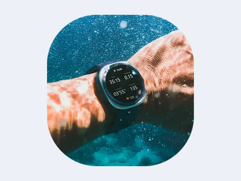 Samsung Galaxy Watch Ultra utilisée sous l’eau avec étanchéité 10 ATM pour activités sportives